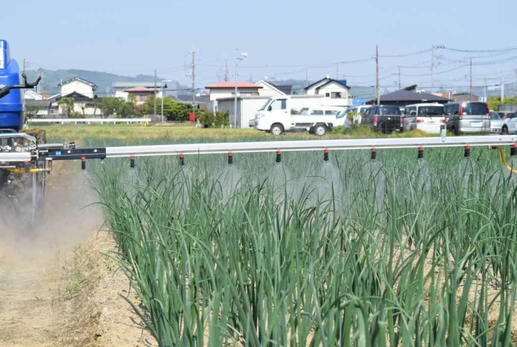 スプレイヤーから液剤が散布されているところの拡大イメージ