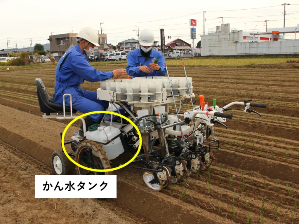 ISEKIのたまねぎ移植機のかん水装置に納豆菌の力を入れて、苗の植え付けと同時に納豆菌の力を試験圃場に散布