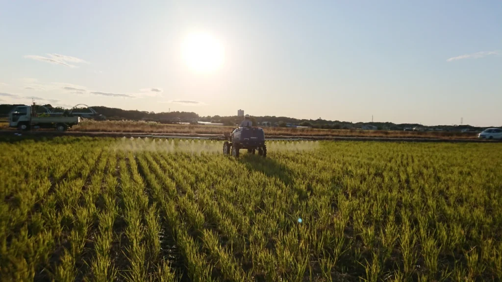 納豆菌の力の散布作業中の乗用管理機