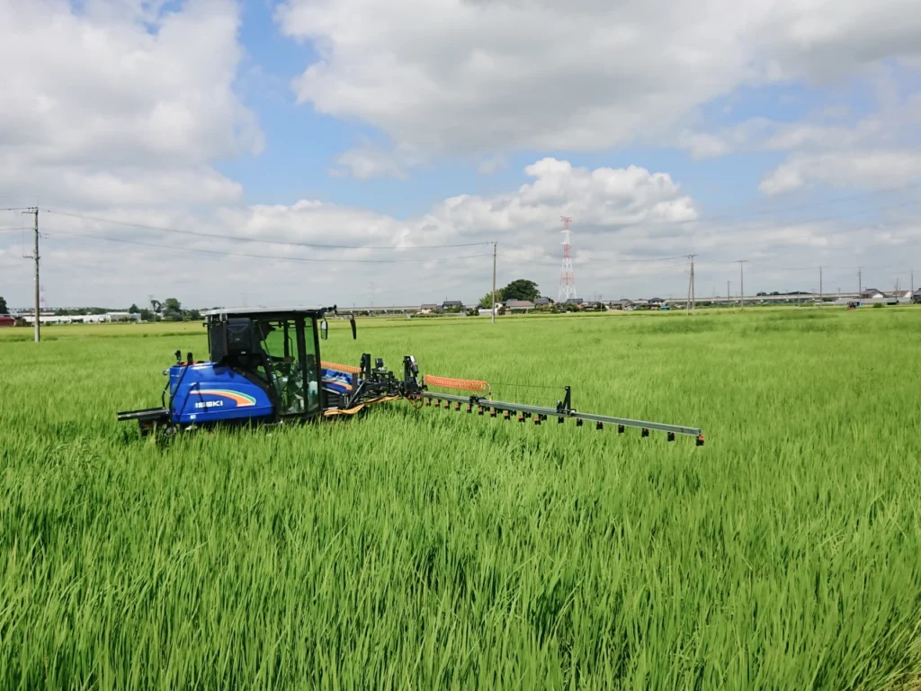 ISEKIの乗用管理機で防除作業