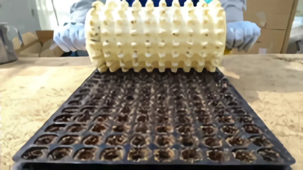 ねぎ用の深穴ローラーで穴あけ作業をしている画像