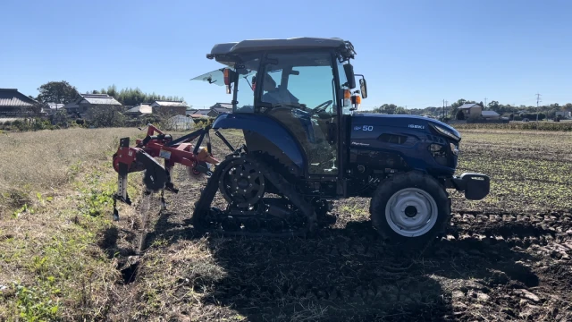 ISEKIのBF50Cと松山の振動サブソイラーで暗渠を施工しているところ①