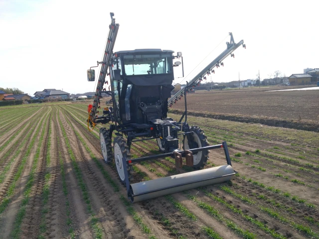 ISEKIのJKZ23と麦踏みローラーのJKR-18Aによる麦踏み作業
