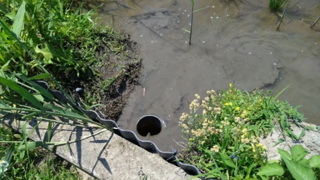 排水口から水が出ている写真