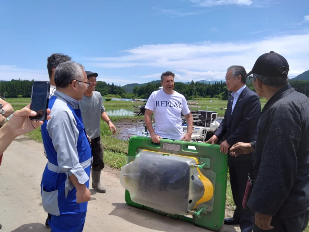 アイガモロボを囲む