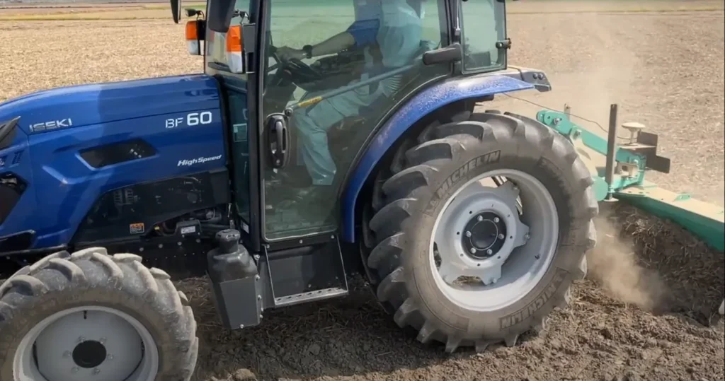 マルチグレーダでの均平作業